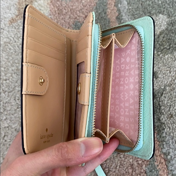 Kate Spade • Wallet - Picture 2 of 6